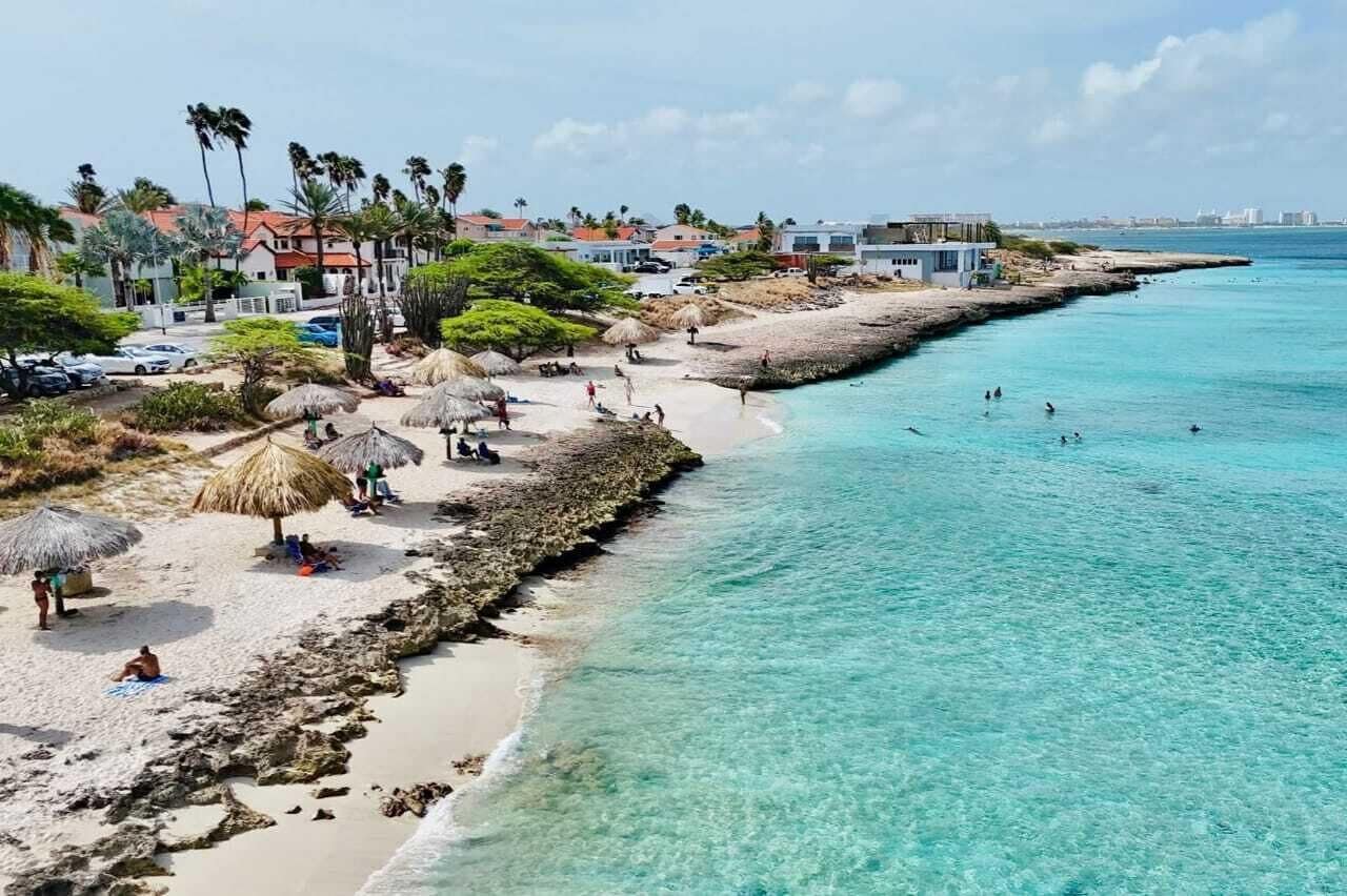 Plage à proximité, chaises longues, serviettes de plage