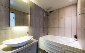 Zimmer (Deluxe - Walk-in special price (adult) | Badezimmer | Haartrockner, Handtücher, Seife, Shampoo