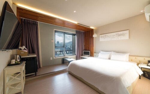 Busan Yeongdo Hotel Bridge