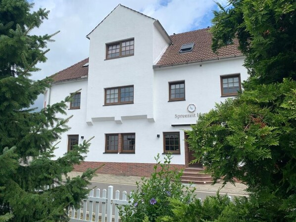 A white building with multiple windows and a sign that reads "Spezerei Hof". - Spreezeit Hotel connect (Senftenberg)