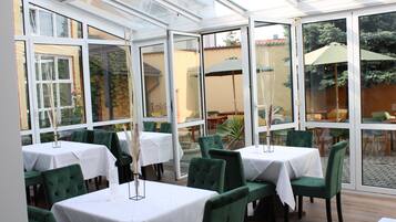 Café da manhã com buffet grátis todos os dias