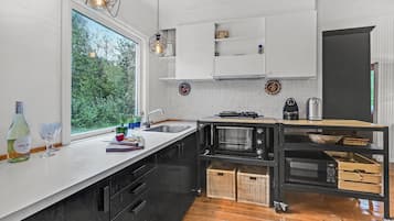 Refrigerador, horno, parrilla de estufa y cafetera y tetera