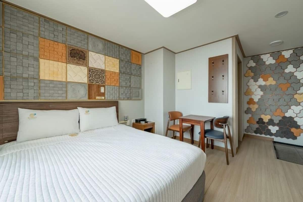 Standard Queen Double Oceanview