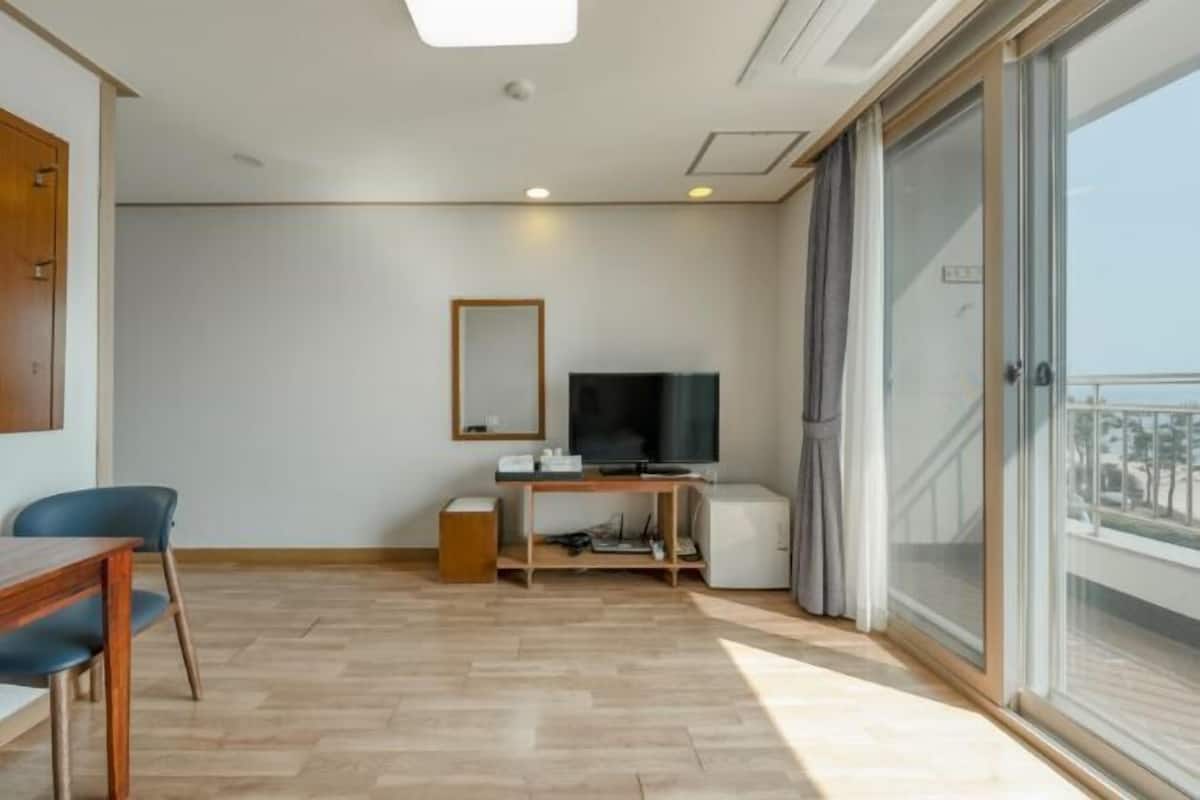Living area | 30-inch TV with cable channels