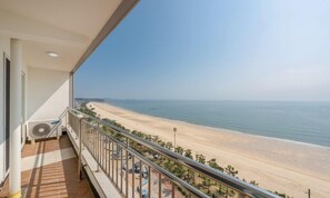 A balcony with a view of a beach and ocean. - Daecheon Mud Beach Hotel (Boryeong)