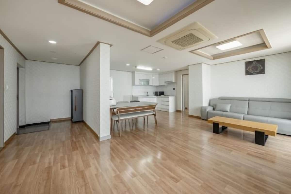 Wohnbereich | 30-Zoll-Fernseher mit Kabelempfang