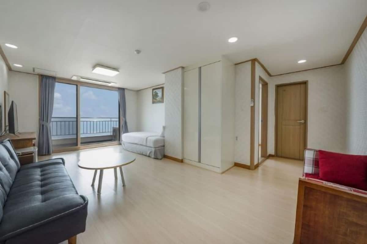 Wohnbereich | 30-Zoll-Fernseher mit Kabelempfang