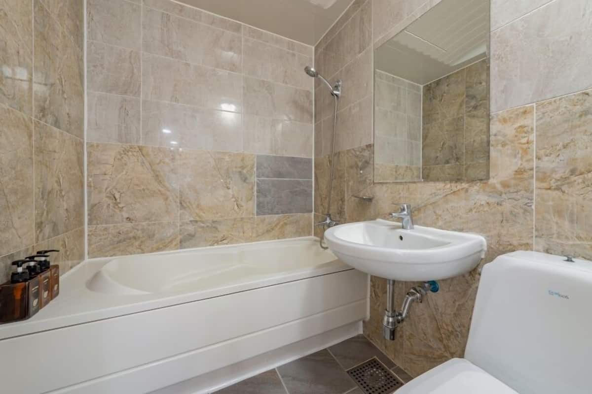 Dusche, Haartrockner, BademÀntel, Hausschuhe