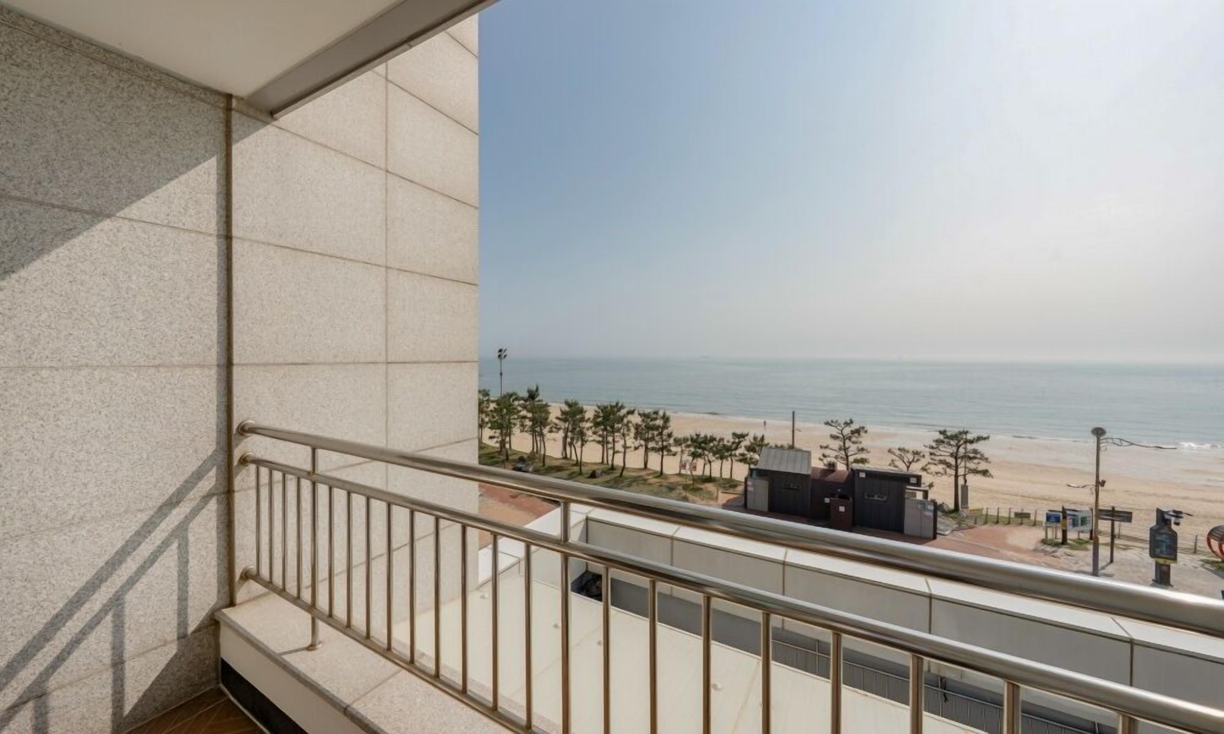 Een balkon met uitzicht op het strand en de oceaan.