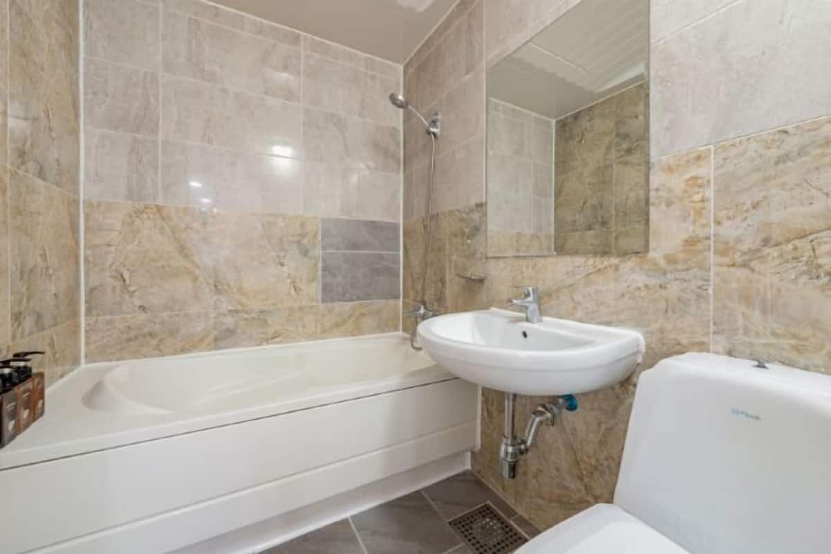 Badezimmer | Dusche, Haartrockner, BademÀntel, Hausschuhe