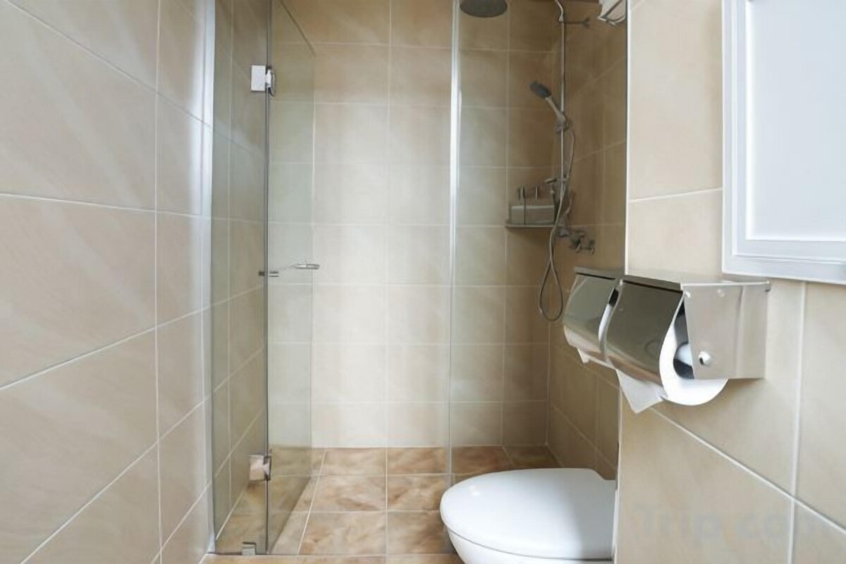 Badkamer | Een haardroger, handdoeken, zeep, shampoo