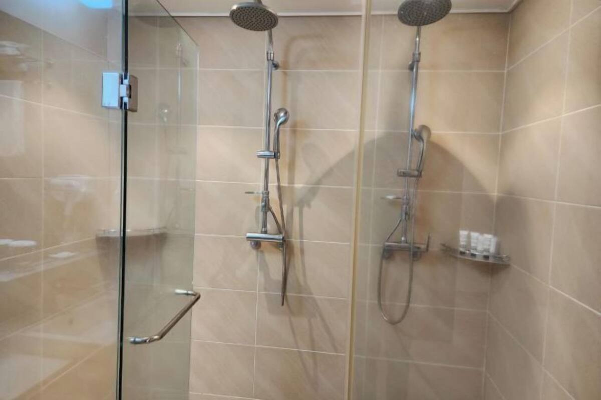 Salle de bain | Sèche-cheveux, serviettes fournies, savon, shampoing