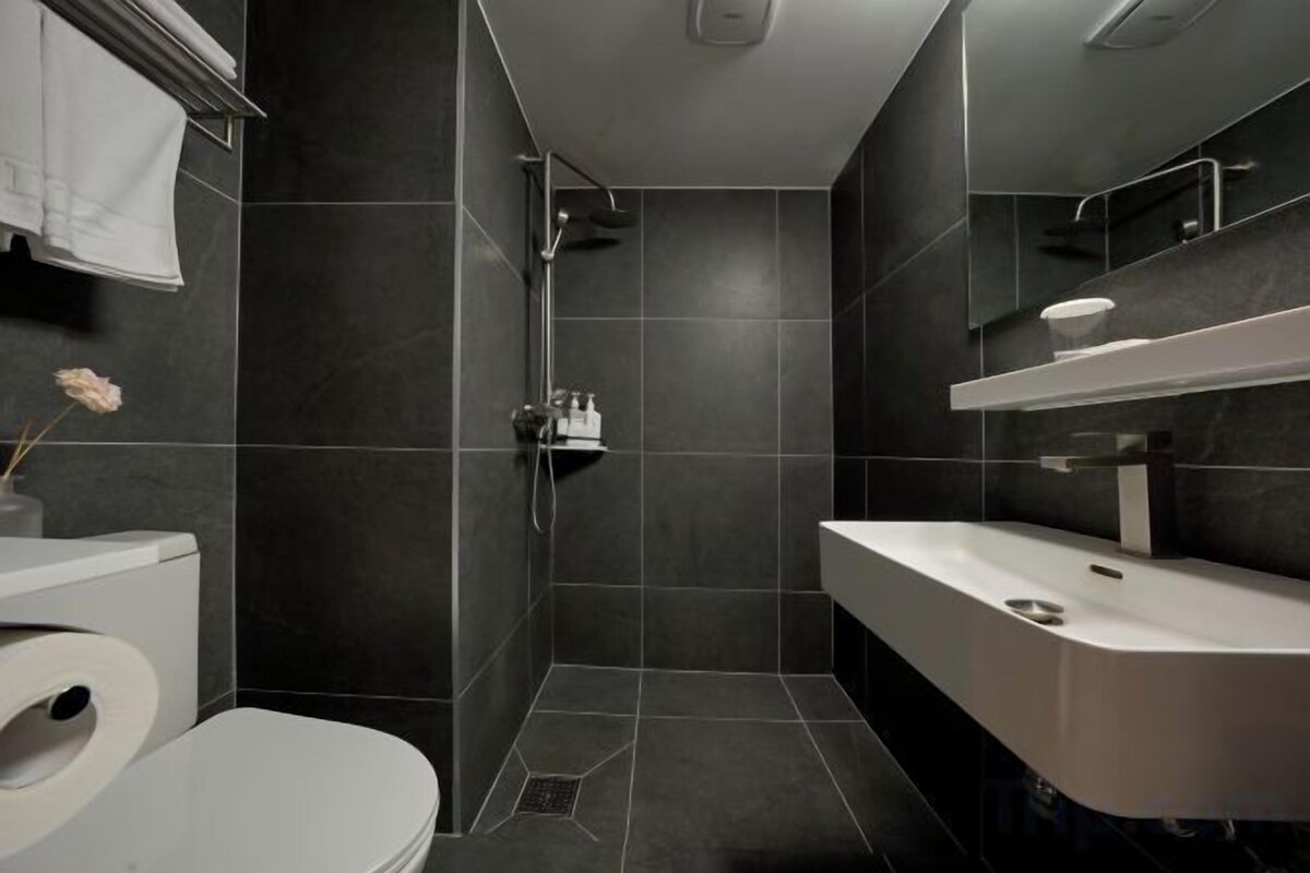 Een haardroger, handdoeken, zeep, shampoo