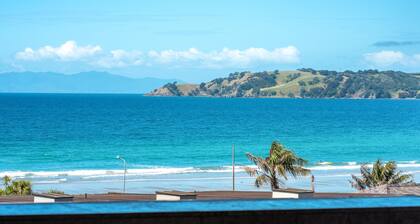Sunshine On The Beach - The Sands Unit 10 - Sunshine On The Beach is a beautifully appointed two bedroom apartment located at âThe Sandsâ resort right next to Onetangi Beach on Waiheke Island. Sleeping a maximum of 4 adults and 2 children, this is a