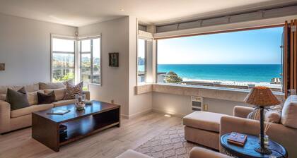 Sunshine On The Beach - The Sands Unit 10 - Sunshine On The Beach is a beautifully appointed two bedroom apartment located at ‘The Sands’ resort right next to Onetangi Beach on Waiheke Island. Sleeping a maximum of 4 adults and 2 children, this is a