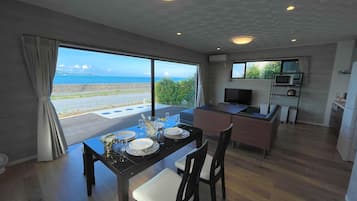 Villa Premium (1F) | Zona de estar | Una televisión de pantalla plana