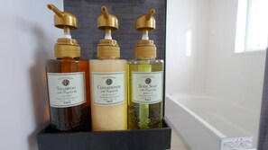 Three bottles of shower break products in a black box. - Ocean View/private BBQ/ 12 People/PADEL 1F (Uruma)
