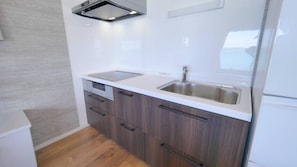 特級別墅 (1F) | 私人廚房 | 雪櫃、微波爐、爐具、廚房用具/餐具/器皿