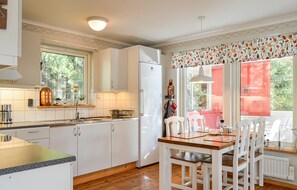 Fridge, microwave, stovetop, dishwasher