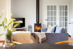 Smart TV, fireplace, stereo - The West Nest -Luxury Cottage, Sea Views & Hot Tub (Isle of Skye)