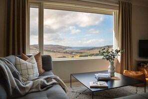 Smart TV, fireplace, stereo - The West Nest -Luxury Cottage, Sea Views & Hot Tub (Isle of Skye)
