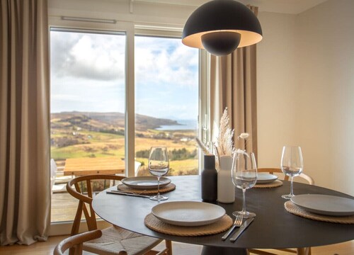 The West Nest -Luxury Cottage, Sea Views & Hot Tub