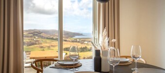 The West Nest -Luxury Cottage, Sea Views & Hot Tub
