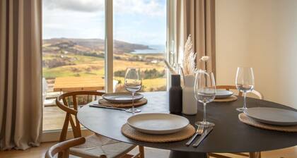 The West Nest -Luxury Cottage, Sea Views & Hot Tub