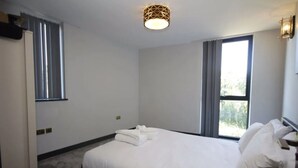 3 bedrooms, free WiFi, bed sheets - Captivating 2-bed Flat W/terrace in North London (London)