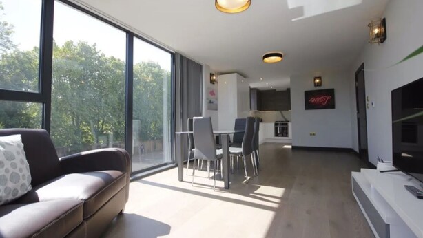 Living room - Captivating 2-bed Flat W/terrace in North London (London)