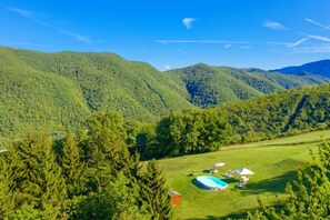 Familienvilla, Mehrere Schlafzimmer, Kühlschrank und Mikrowelle, Bergseite (Villa Le Poggiola) | Pool | Außenpool (je nach Saison geöffnet)