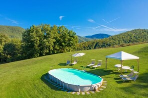 Villa familiar, varias habitaciones, frigorífico y microondas (Villa Le Poggiola) | Piscina | Una piscina al aire libre de temporada
