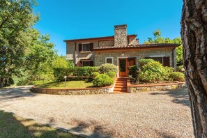 Perhehuvila, useita makuuhuoneita, jääkaappi ja mikroaaltouuni, vuorten lähellä (Villa Le Poggiola) | Ulkopuoli