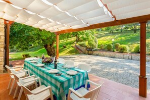 Familienvilla, Mehrere Schlafzimmer, Kühlschrank und Mikrowelle, Bergseite (Villa Le Poggiola) | Speisen im Freien