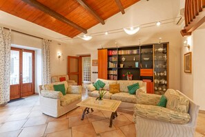 Perhehuvila, useita makuuhuoneita, jääkaappi ja mikroaaltouuni, vuorten lähellä (Villa Le Poggiola) | Sisätilat