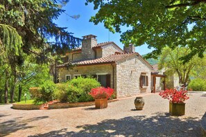 Perhehuvila, useita makuuhuoneita, jääkaappi ja mikroaaltouuni, vuorten lähellä (Villa Le Poggiola) | Ulkopuoli