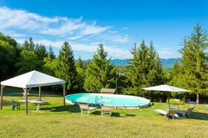 Biệt thự dành cho gia đình, nhiều phòng ngủ, tủ lạnh & lò vi sóng, cạnh núi (Villa Le Poggiola) | Hồ bơi | Hồ bơi ngoài trời phục vụ theo mùa