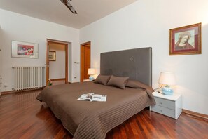 Familienvilla, Mehrere Schlafzimmer, Kühlschrank und Mikrowelle, Bergseite (Villa Le Poggiola) | 6 Schlafzimmer, kostenloses WLAN, Bettwäsche