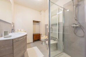 Family Apartment, Multiple Bedrooms (Nonna Sandrina in Monferrato hills) | Bathroom | Shower, bidet, towels, soap - Nonna Sandrina in Monferrato Hills (Garbagna)