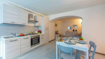 Family Apartment, 1 Bedroom (Nonna Sandrina in Monferrato hills) | Dapur peribadi | Peti sejuk, ketuhar, dapur, alat memasak/pinggan mangkuk/perkakas dapur