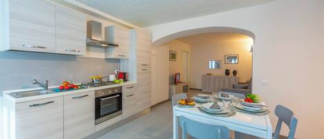 Appartement Familial, 1 chambre (Nonna Sandrina in Monferrato hills) | Cuisine privée | Plaque de cuisson, tables à manger