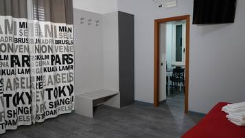 1 habitación, tabla de planchar con plancha y cuna de viaje