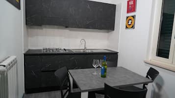 KĂŒhlschrank, Mikrowelle, Herdplatte, Wasserkocher mit Kaffee-/Teezubehör