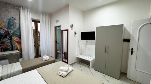 1 habitación, tabla de planchar con plancha y cuna de viaje 