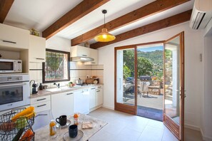 Fridge, microwave, oven, dishwasher - Villa Bodri: a villa between sky and sea (Corbara)