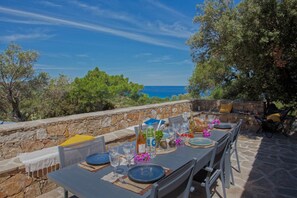 Outdoor dining - Villa Bodri: a villa between sky and sea (Corbara)