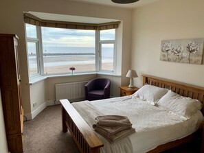 3 bedrooms, iron/ironing board, free WiFi, bed sheets - 'Bay View' Absolute Seafront 3 Bedroom House with Breath-taking Sea Views. (Newbiggin-by-the-Sea)