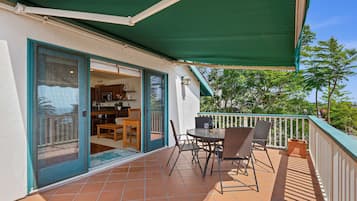 Studio Suite, 1 Queen Bed, Balcony, Ocean View (Blue Ocean View Retreat) | Outdoor dining