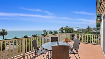 Studio Suite, 1 Queen Bed, Balcony, Ocean View (Blue Ocean View Retreat) | Outdoor dining