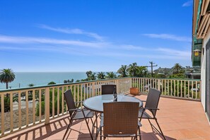 Studio Suite, 1 Queen Bed, Balcony, Ocean View (Blue Ocean View Retreat) | Outdoor dining